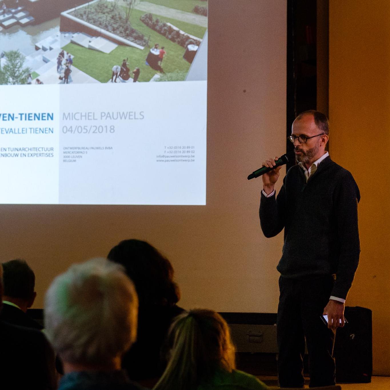 Een foto van zaakvoeder AST77 Peter van Impe tijdens een presentatie op het stadsdebat in 2018 met Thema: